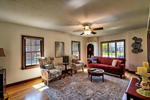 Cozy 5-bd home in East Moline with lots of extras!