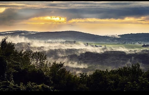 Mountaintop Villa w amazing view, pool & hot tub