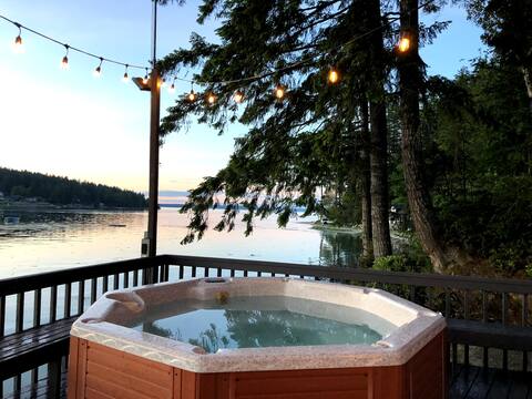 Waterfront with Hot Tub PNW Cabin