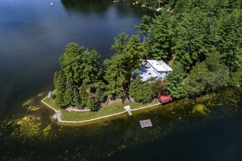 Modern yet cozy  5-Bedroom Renovated Cottage on a private Pennisula.