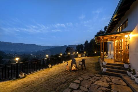 Cosy 2+1 BR Cottage with Views, Near Kainchi Dham