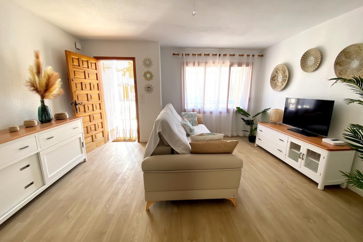 Propriété Airbnb réussie: Ibizan house in Benicassim, 3 minutes from the beach à Benicàssim / Benicasim
