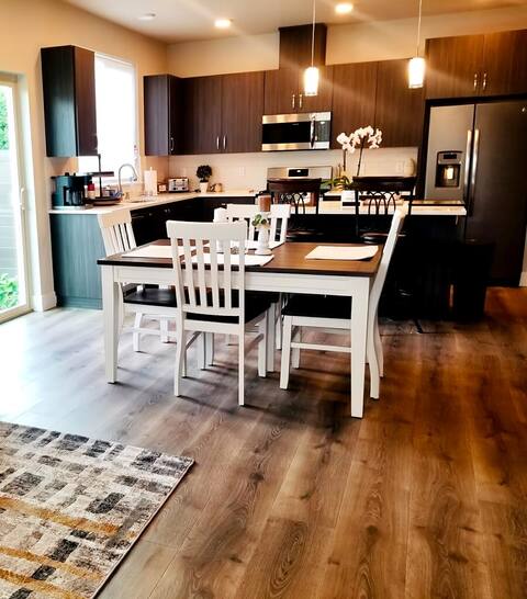 Upscale Troutdale Townhouse Near The Edge!
