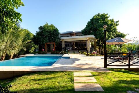 Flamingo themed villa near city center.