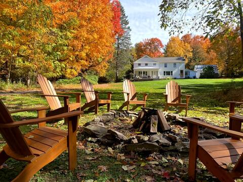 Secluded classic farmhouse near Hudson-pool+hottub