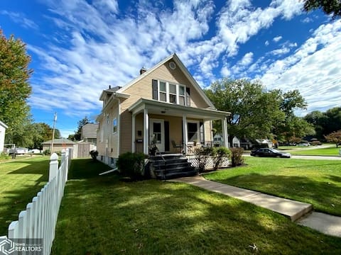 Cheerful Bungalow with original woodwork