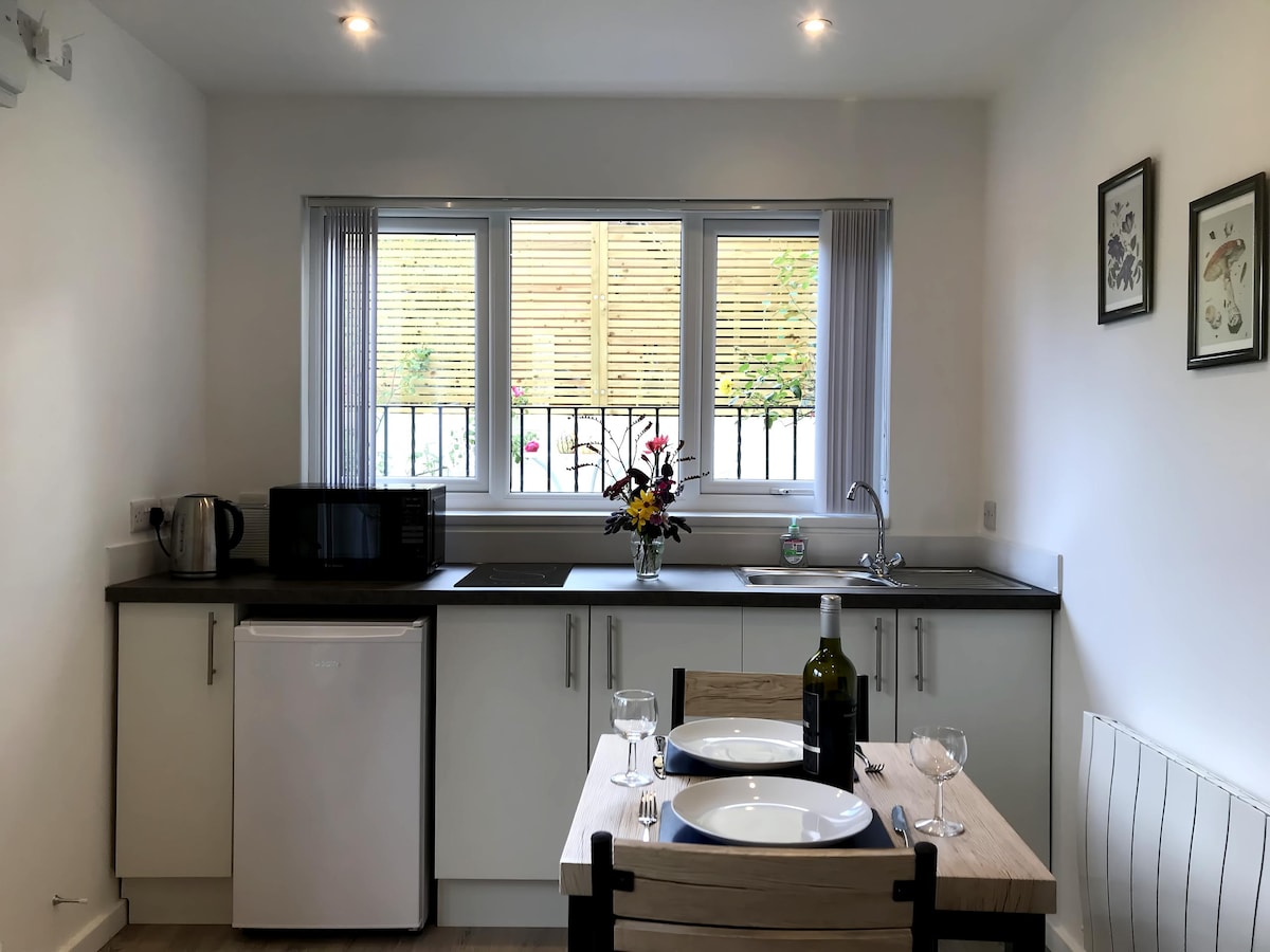 Top Airbnb: Rose Cabin, studio with secluded patio in Shrewsbury