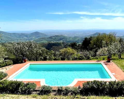 Tuscan country house between Lucca and Florence