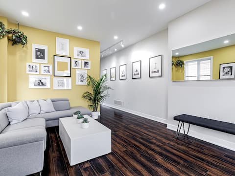EXQUISITELY DECORATED, 4 Bdrm Townhome W/ Parking!
