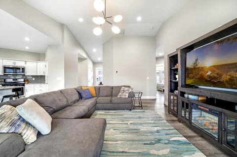 3 min to canyon, king bed, game garage, fire pit