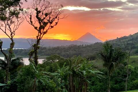 Stunning Lake Arenal & Volcano Views - HOT TUB!