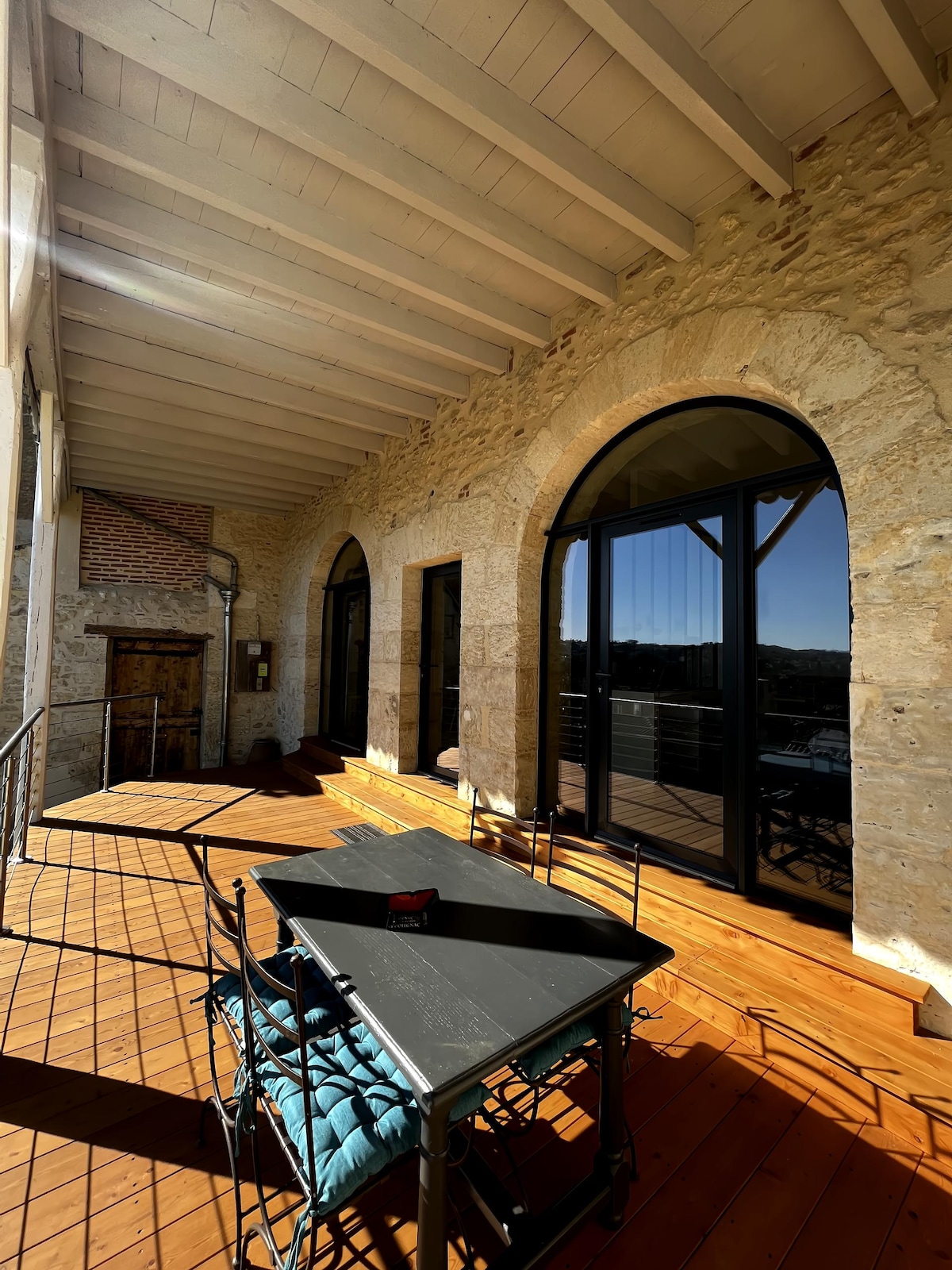 Top performing Airbnb: "The Annex": beautiful loft in the heart of the city in Auch