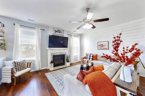 Beautiful Cozy Family Home - Gated Yard