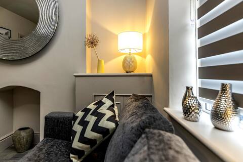 Stylish comfortable home -Sleeps 6 to 8- no fees