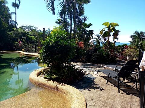 Private & secluded holiday home with stunning view