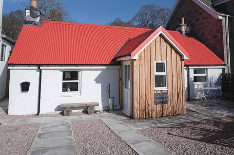 BROOMLANDS COTTAGE
DULNAIN BRIDGE
PH26 3LT