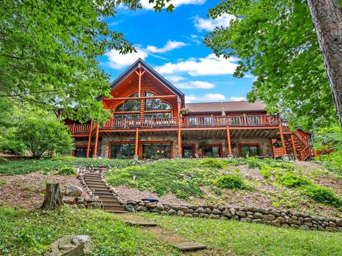 Lakefront Chalet w/Pontoon