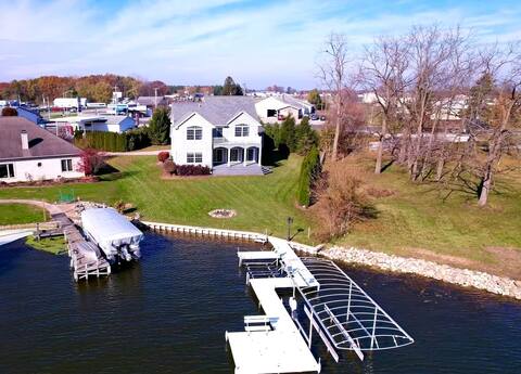 Incredible lakefront villa with docking.