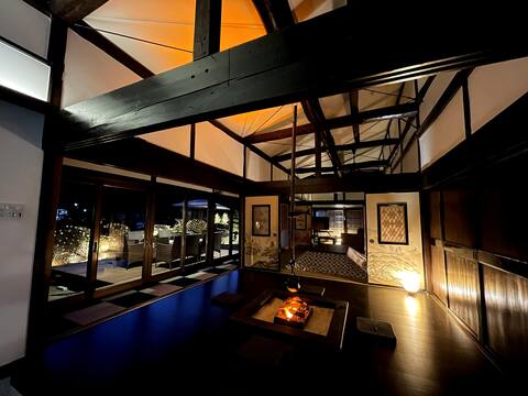 A house with a hearth surrounded by Mt. Fuji and Yatsugatake.A 10-seater bath with steam sauna for e