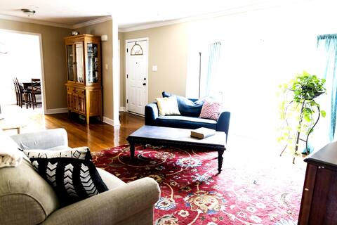 Family Friendly, Cheerful & Comfy Home in Town