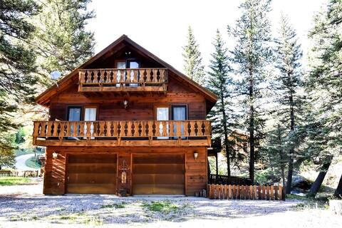 Lanna Lassos the Moon Riverfront Cabin/House