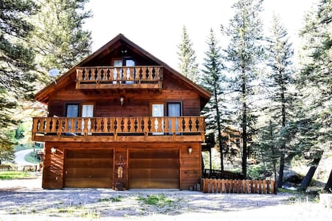 Lanna Lassos the Moon Riverfront Cabin/House