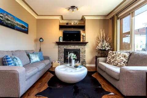 Cozy & Luxurious Ridge Home - including 2nd suite