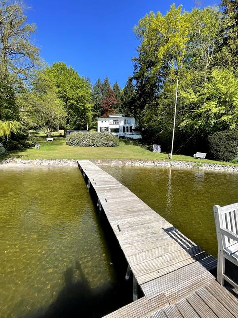 House directly at the lake