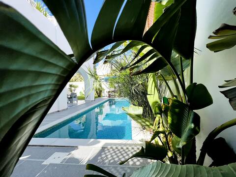 Lovely house with nice pool/very close to the sea