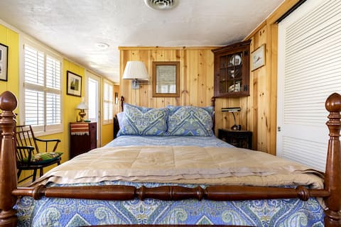 Wooded hideaway lodging w/kitchen, bath & parking!