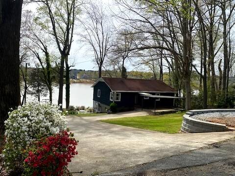 Cozy Lakefront 2 bedroom with pool table