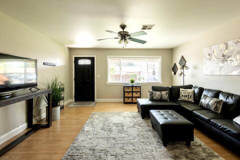 Cheerful 4 bedroom home, big yard great for family
