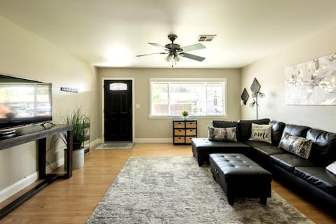 Cheerful 4 bedroom home, big yard great for family