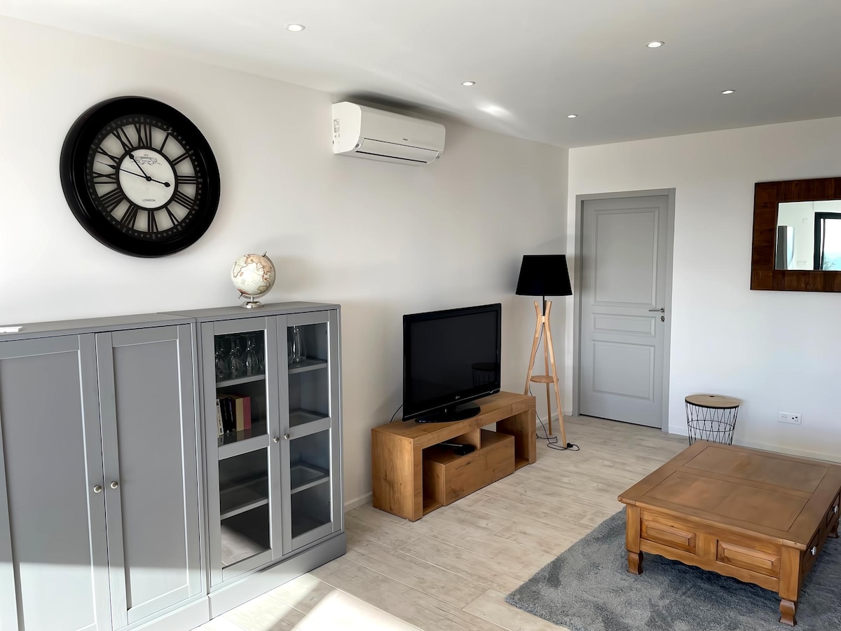 Beliebte Airbnb-Anzeige: Beautiful new 2-room apartment with sea view in a quiet area - Swimming pool in La Valette Du Var