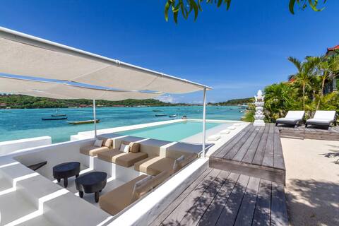 Elegant & Absolute BeachFront Villa Nusa Ceningan