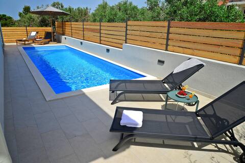 New 4-bedroom villa with swimming pool