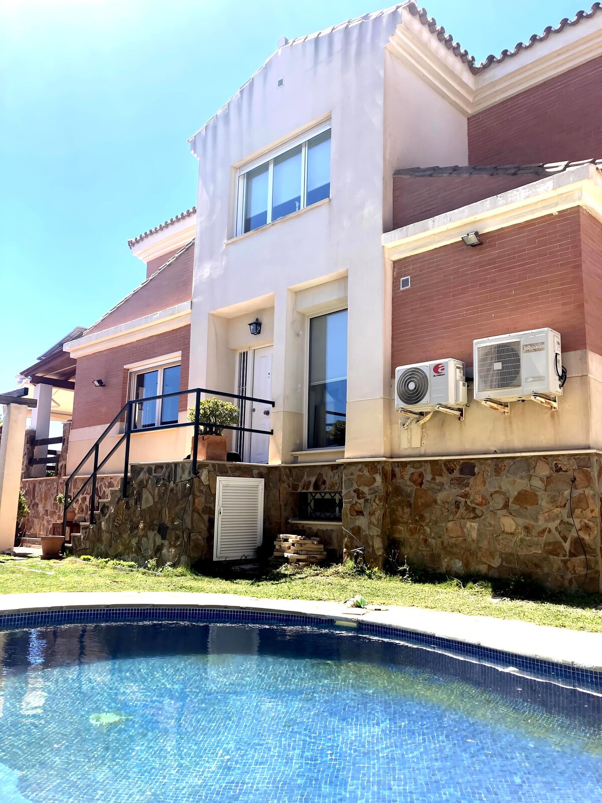 Top Airbnb: Townhouse, private pool garden and sea views in San Jerónimo