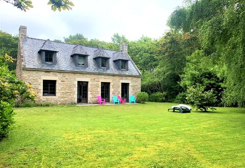 Quiet house in undergrowth with jacuzzi
