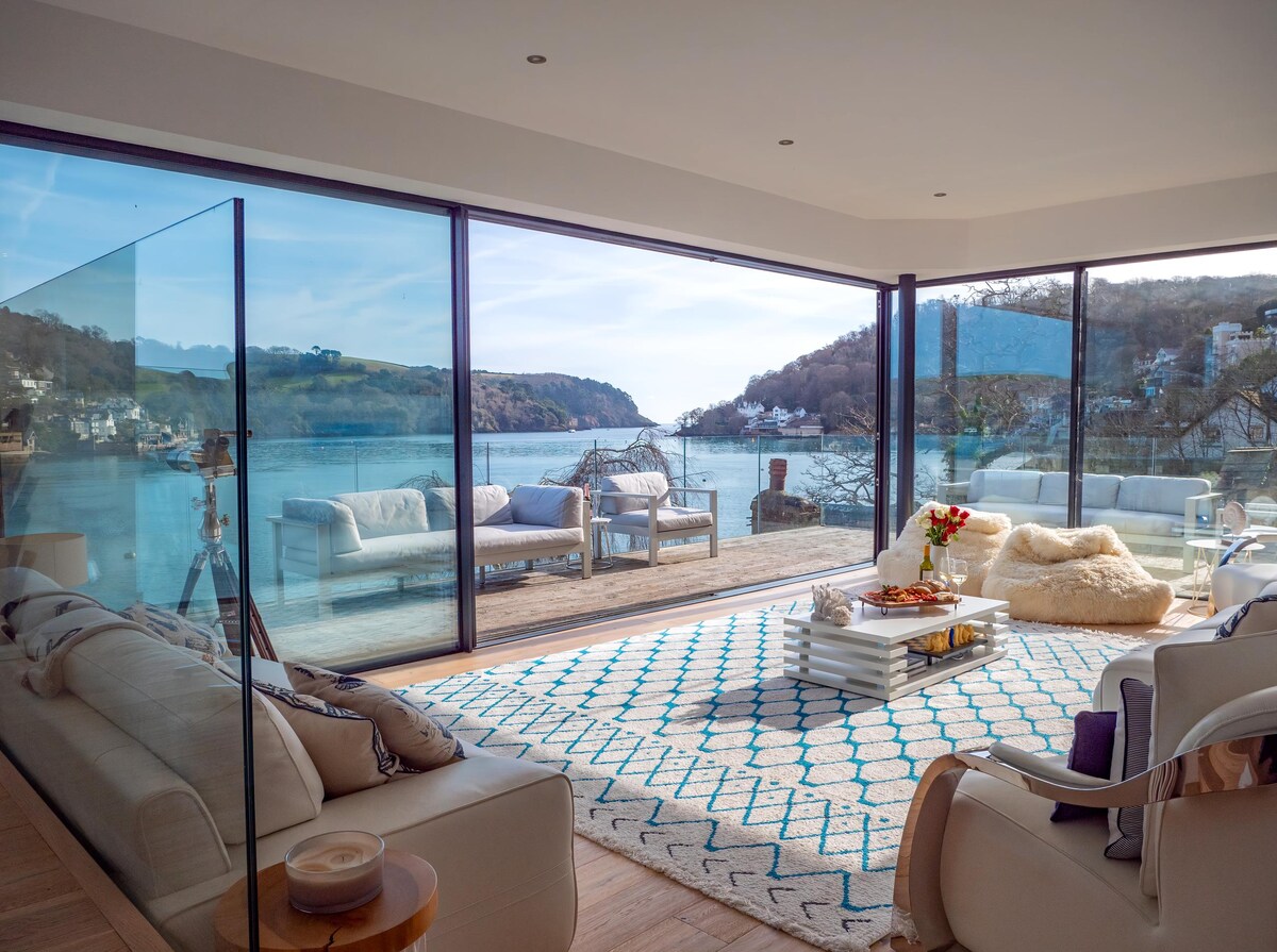 Annonce Airbnb populaire: Luxury Riverside Home with Stunning Dart Views à Dartmouth
