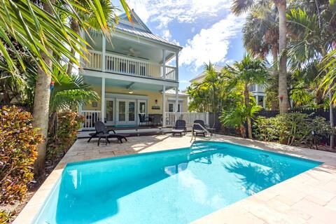 ★Beautiful Gated Oasis★with private pool and patio