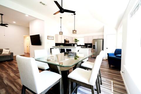 ☆ PERFECT HOME! Complete remodel and SPA for 6! ☆