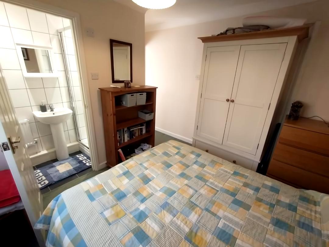 Top Airbnb: Comfortable one bedroom self contained place. in Swindon