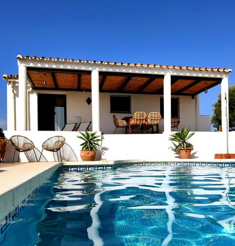 Big swimmingpool, lots of space and amazing views