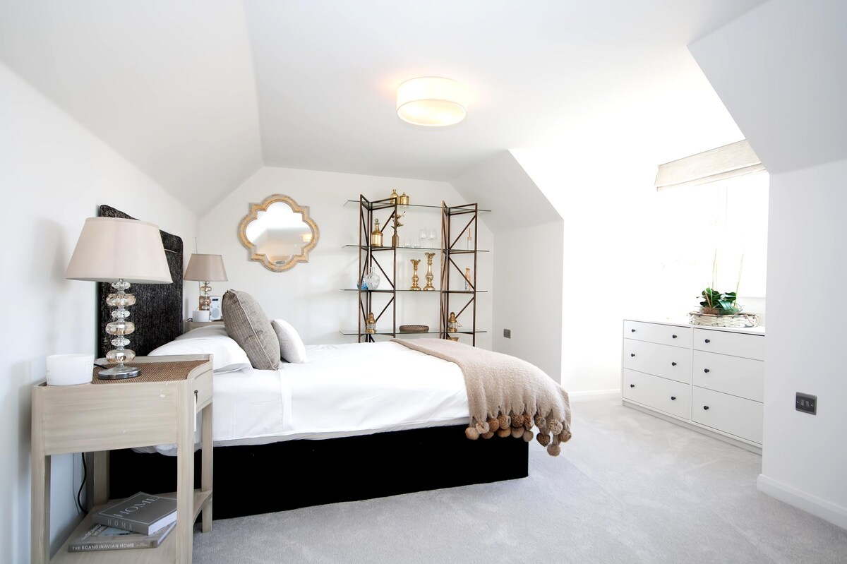 Top Airbnb: Cotswold village location- Detached guest house in Wiltshire