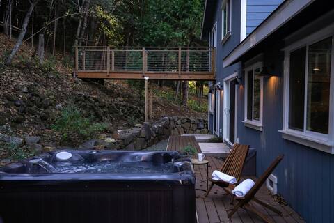 Blue Lead Lodge | outdoor cinema, spa + game room