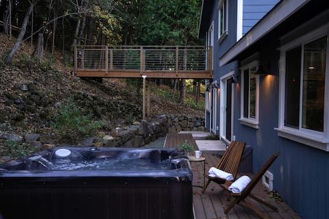 Blue Lead Lodge | outdoor cinema, spa + game room