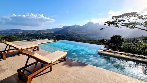Cabin with Spectacular Climate Pool View
