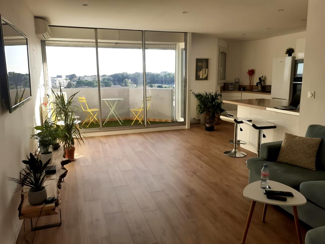 Top performing Airbnb: 2 bedroom apartment – 2 bathrooms – tram 2 min away – in Croix D'argent