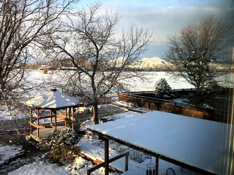 Spacious & Private Boulder Retreat w/Mountain View