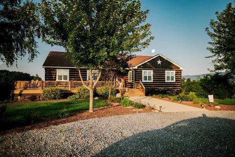 Cozy Log Home, (szn)Heated Pool/6 Bedrooms